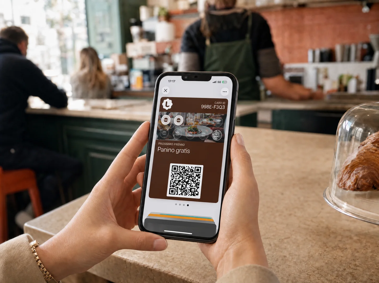 Una clienta añade la tarjeta de Corner Cafe al Wallet