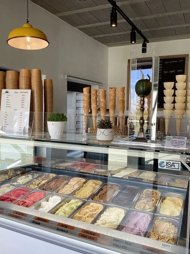 Sabores de helado expuestos en el mostrador de una heladería